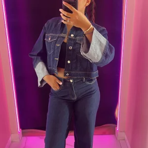 Veste en jean retroussé courte