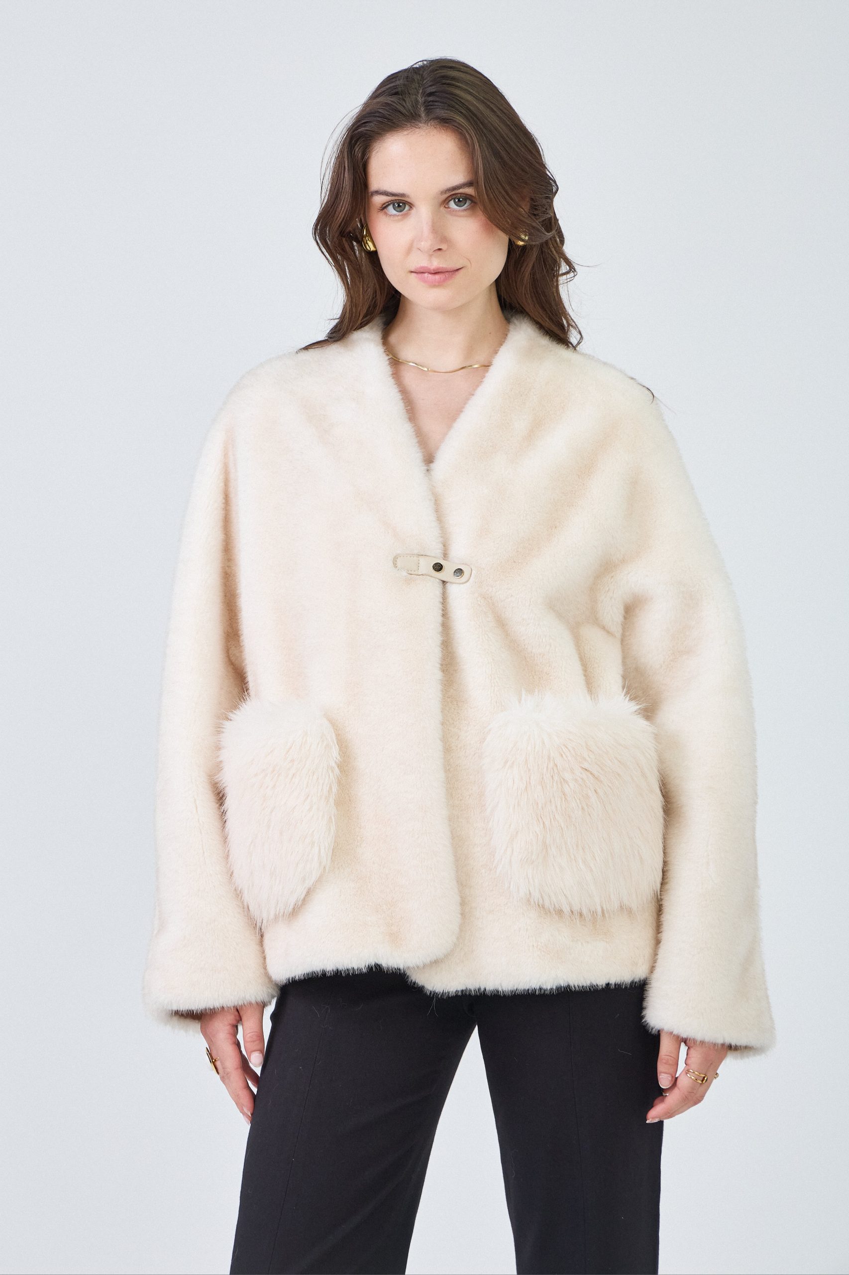 AMELIA - Veste courte en fausse fourrure – Image 8