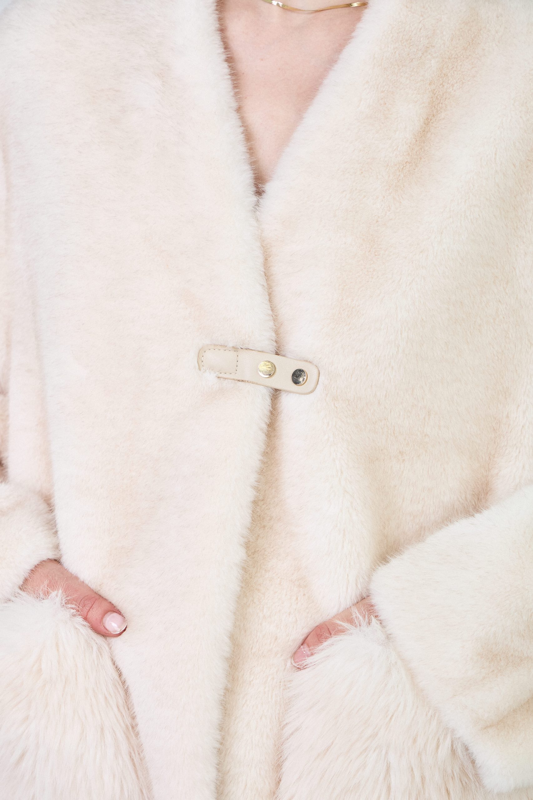 AMELIA - Veste courte en fausse fourrure – Image 9