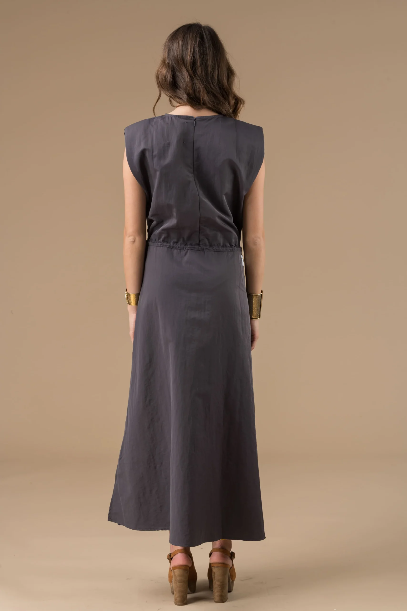 Robe Margareth gris foncé longue sans manches – Image 2