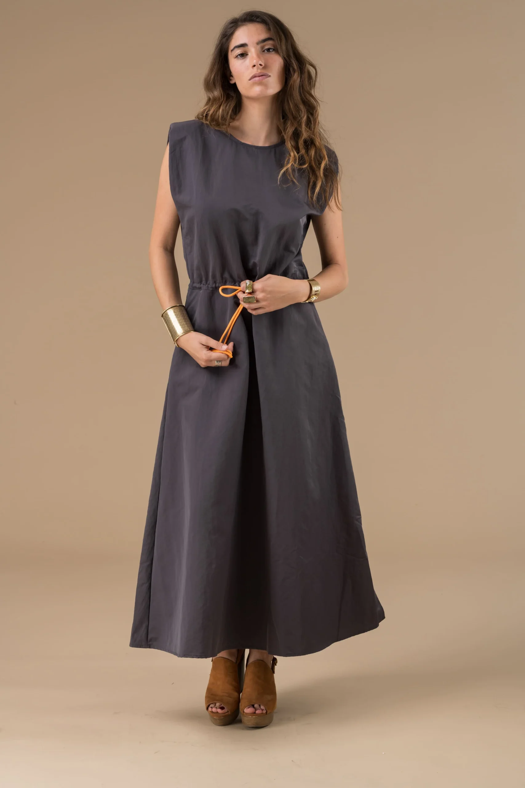 Robe Margareth gris foncé longue sans manches