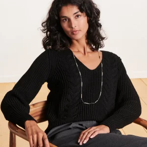Pull noir court encolure V