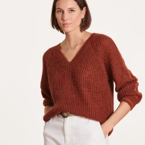 Pull terracotta encolure V avec maille irisée