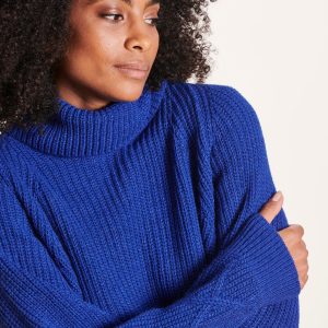 Pull bleu ample col boule en côtes perlées