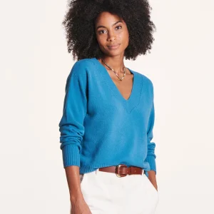 Pull bleu droit à encolure V