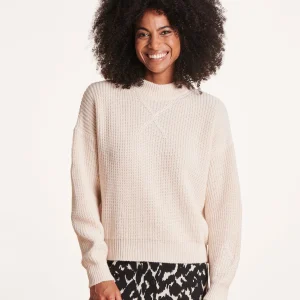 Pull écru à col montant en maille côtes perlées