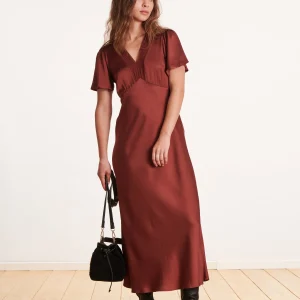 Robe longue cintrée fluide bordeaux à manches courtes