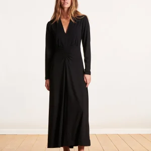 Robe mi-longue noire cintrée col V