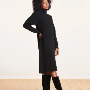 Robe mi-longue ample en maille noire col roulé