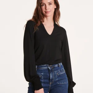 T-shirt noir fluide cintré col V