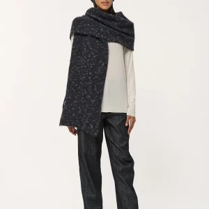 Écharpe bleu marine large en maille mouchetée
