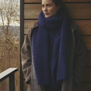 Écharpe bleue en maille épaisse