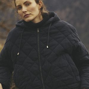 Blouson bleu marine matelassé à capuche