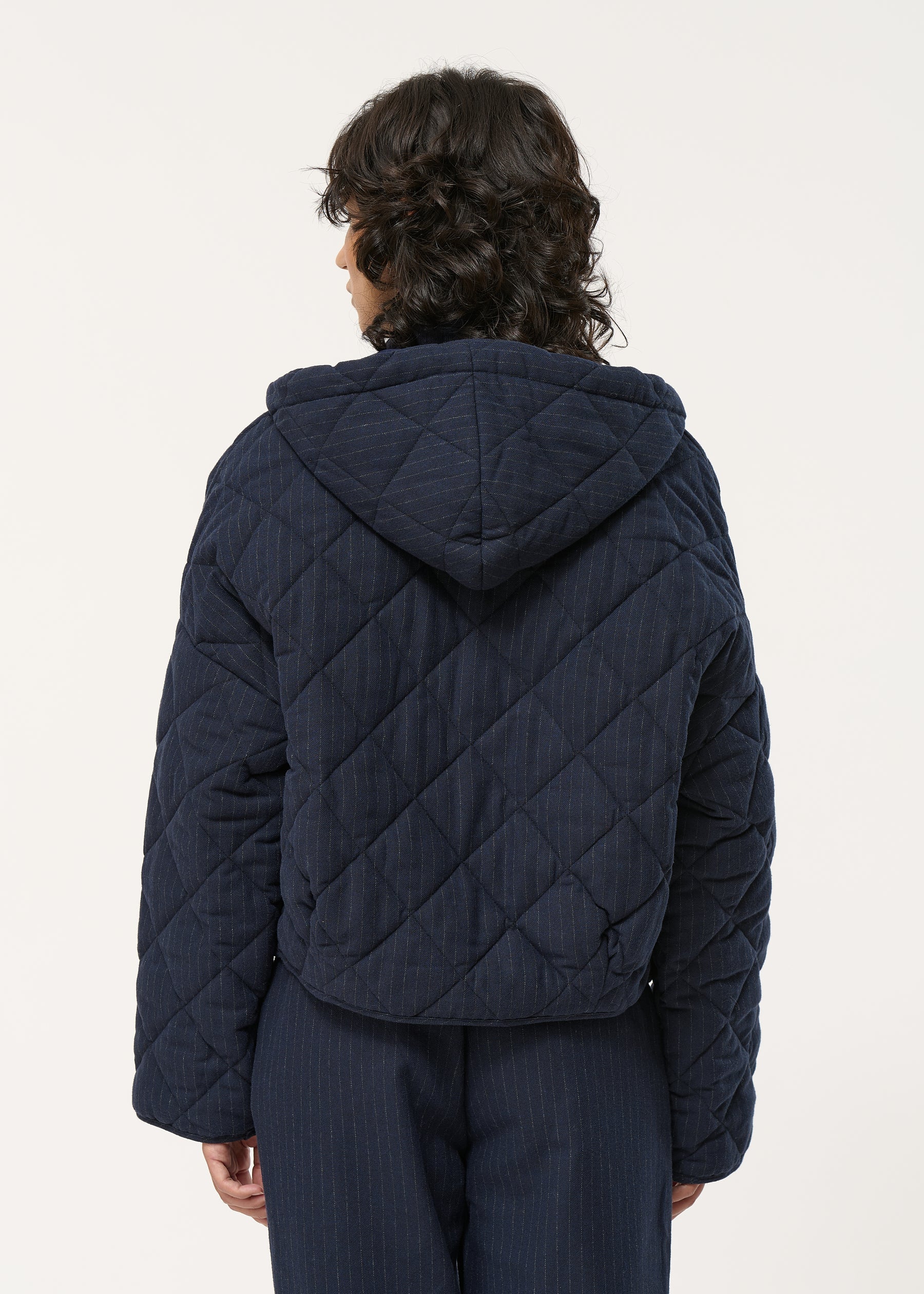 Blouson bleu marine matelassé à capuche – Image 3