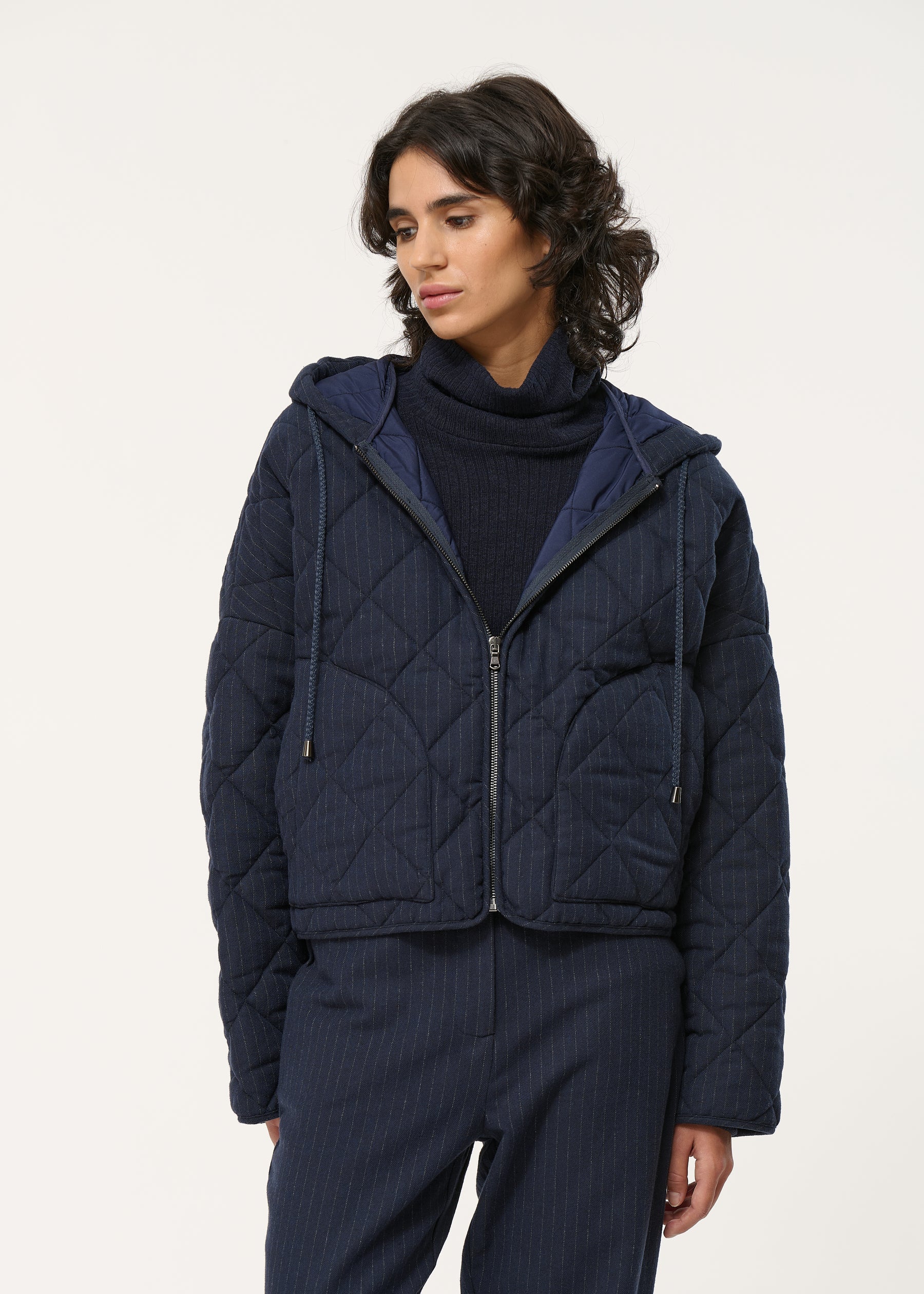 Blouson bleu marine matelassé à capuche – Image 6