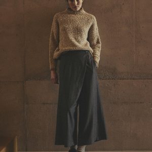 Pantalon large gris asymétrique à fines rayures