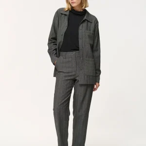 Pantalon carotte gris à fines rayures