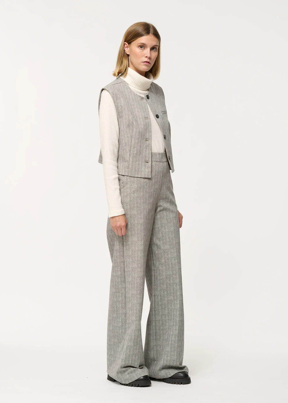 Pantalon large gris à chevrons