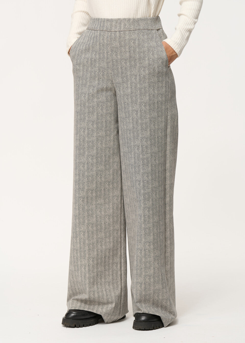 Pantalon large gris à chevrons – Image 5