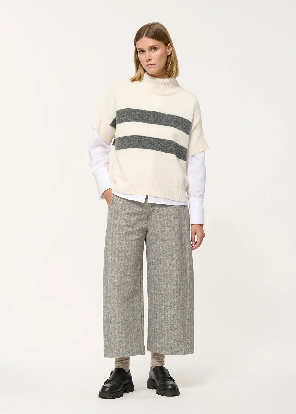 Pantalon large gris à chevrons taille haute