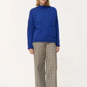 Pull bleu roi oversize en maille mousseuse col montant