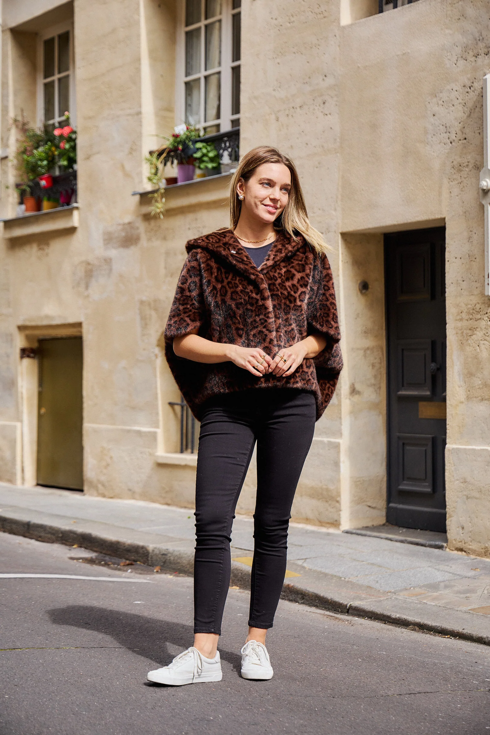 LEONIE - Cape en fausse fourrure