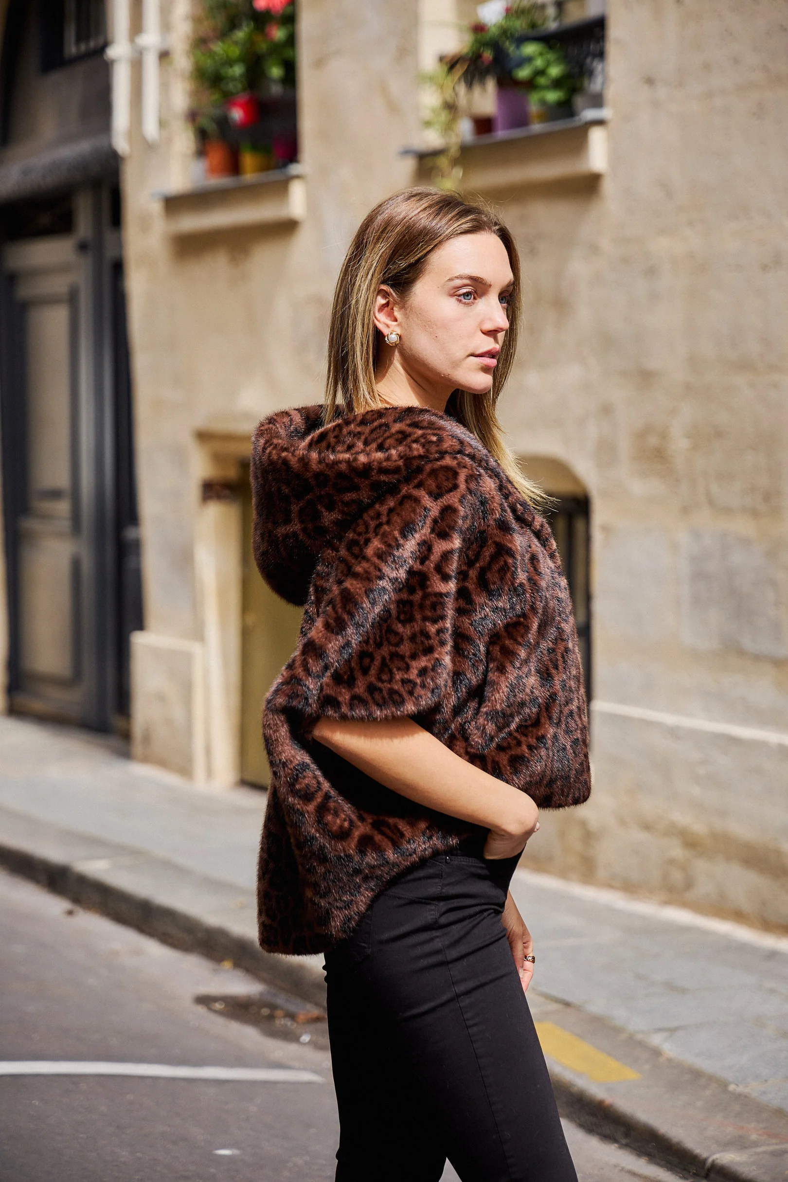 LEONIE - Cape en fausse fourrure – Image 2