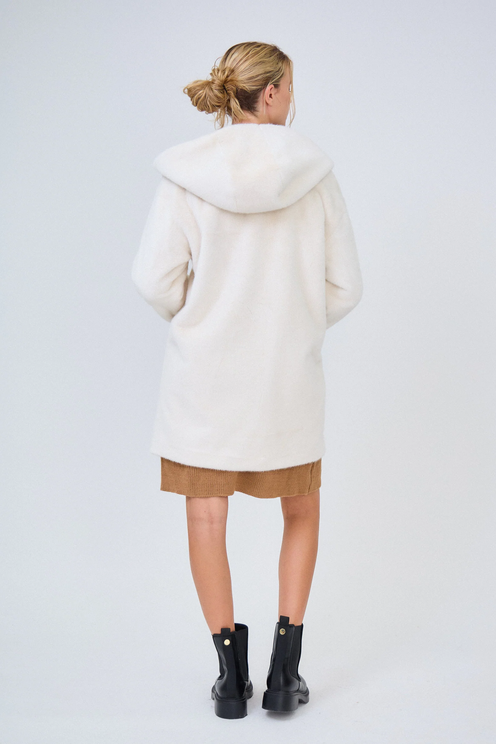 MARIKA - Manteau en fausse fourrure à capuche – Image 9