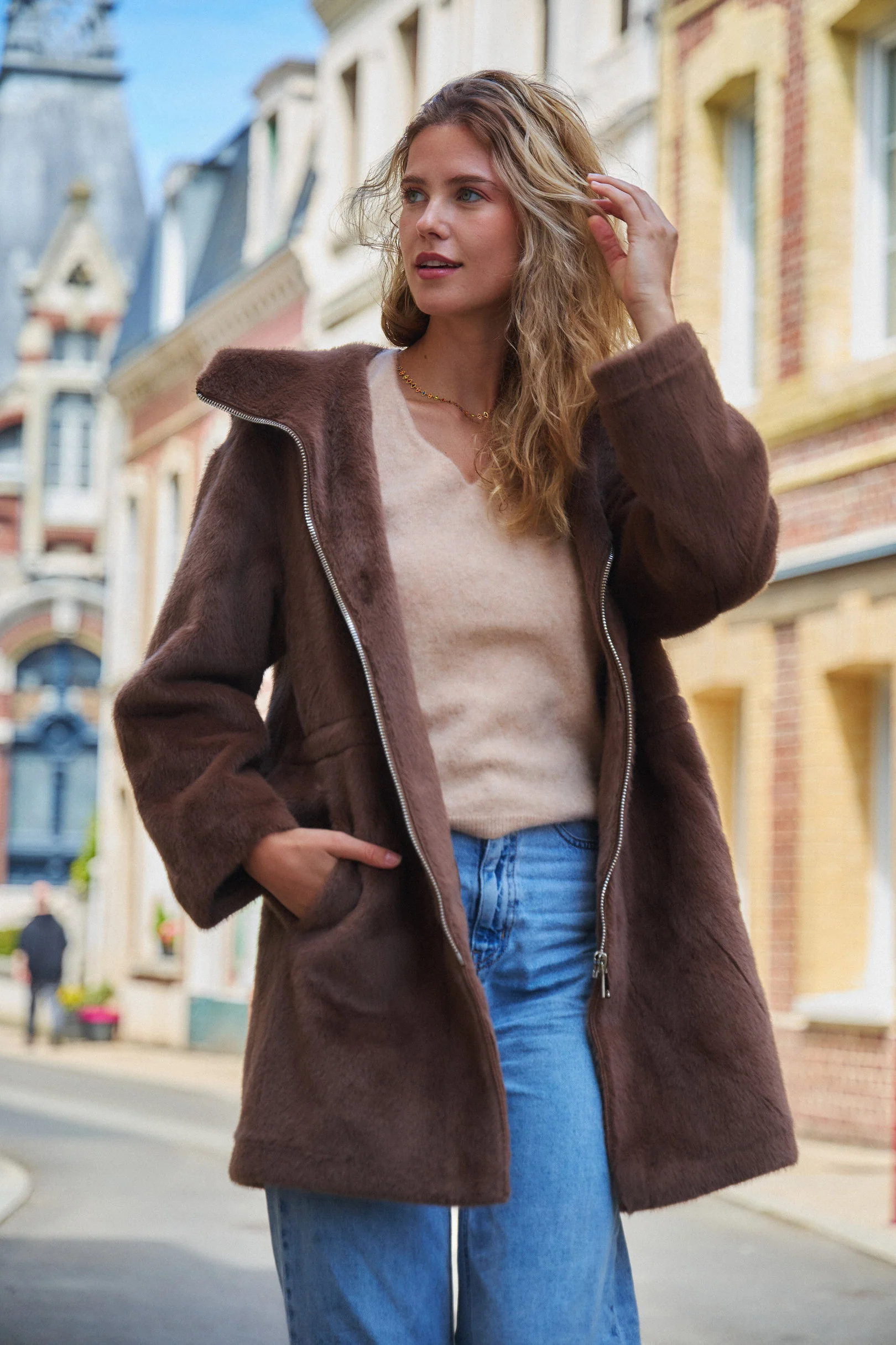 MARIKA - Manteau en fausse fourrure à capuche – Image 2