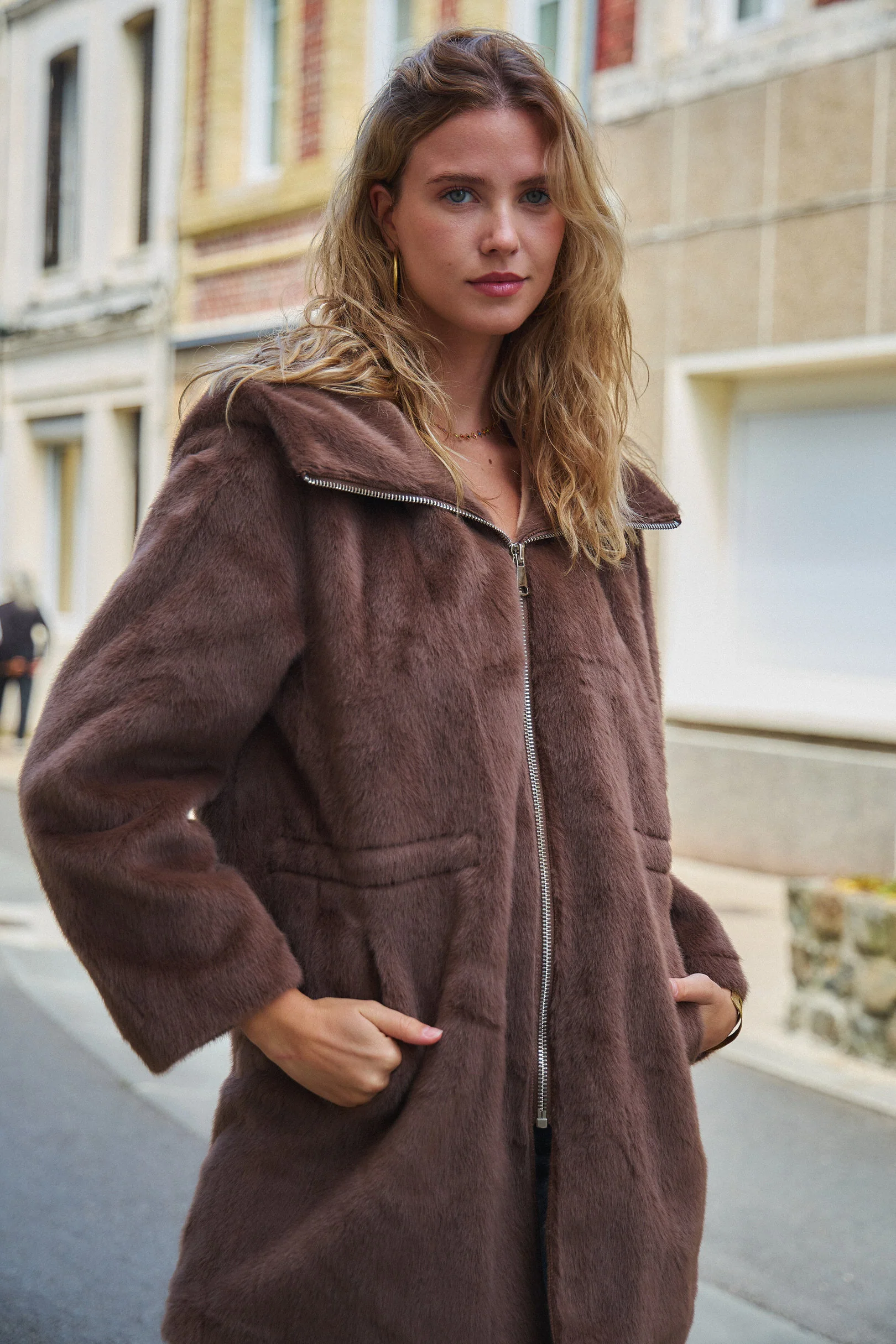 MARIKA - Manteau en fausse fourrure à capuche – Image 3