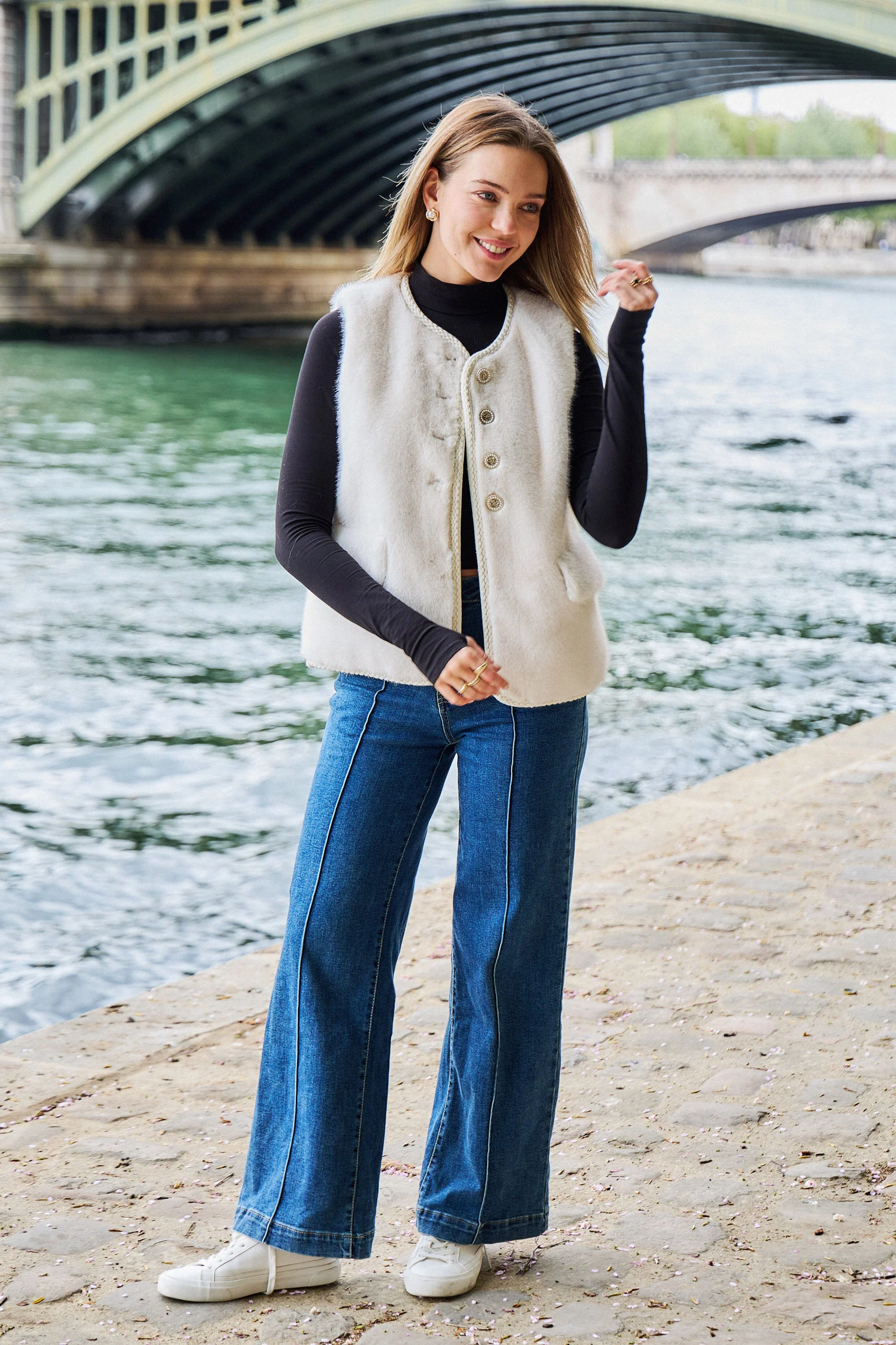 ZOHRA - Gilet sans manches en fausse fourrure – Image 3