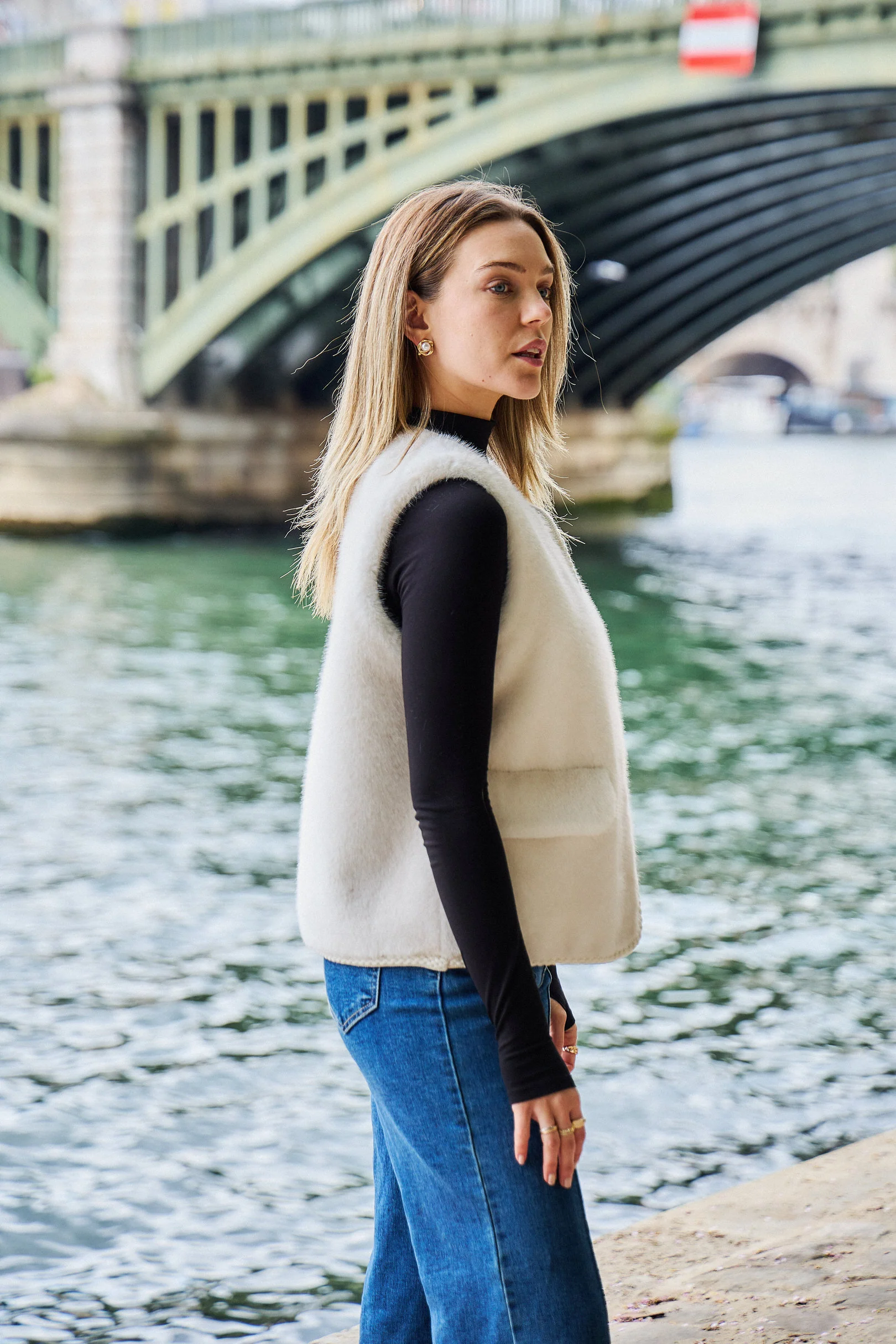 ZOHRA - Gilet sans manches en fausse fourrure – Image 2