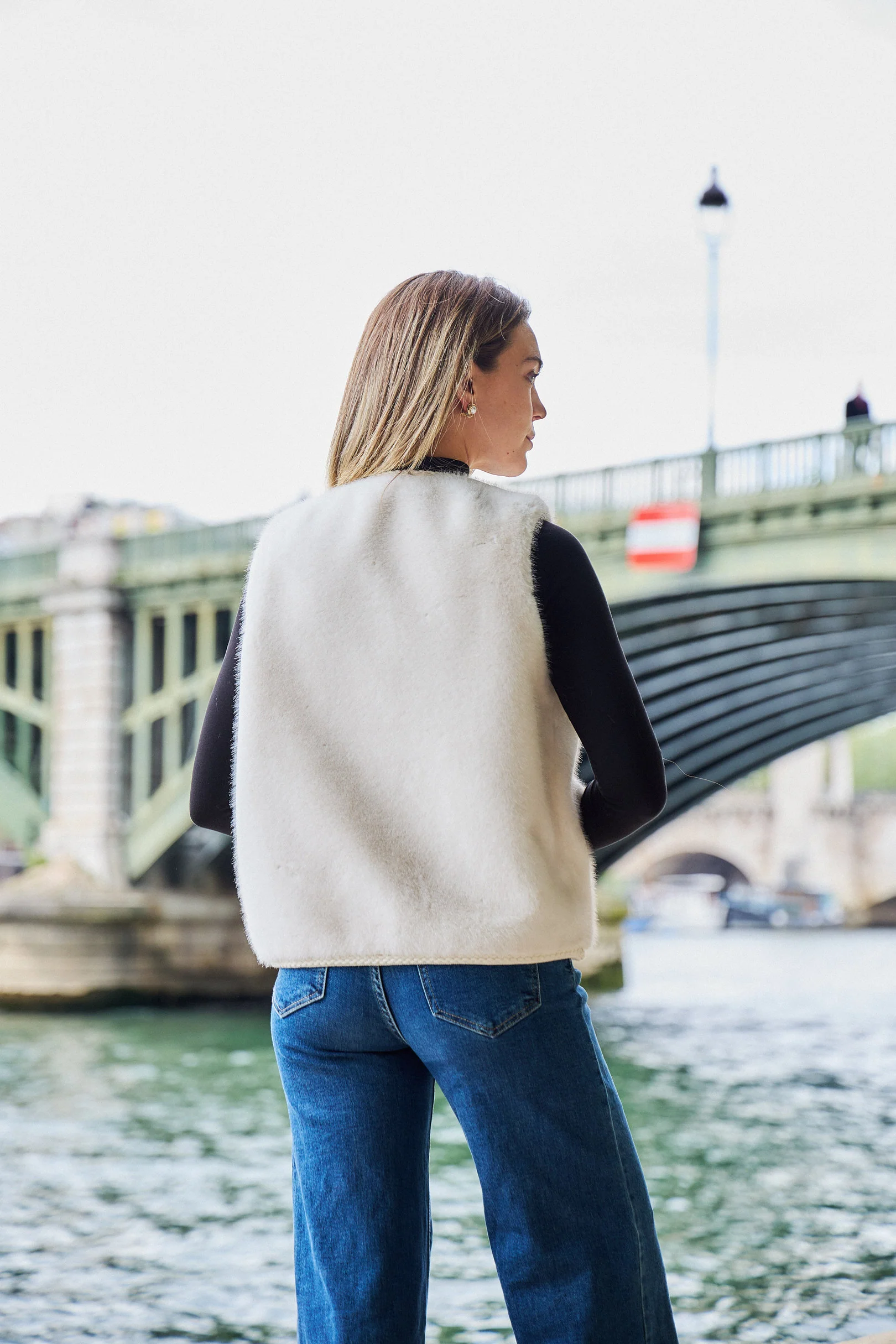 ZOHRA - Gilet sans manches en fausse fourrure – Image 5