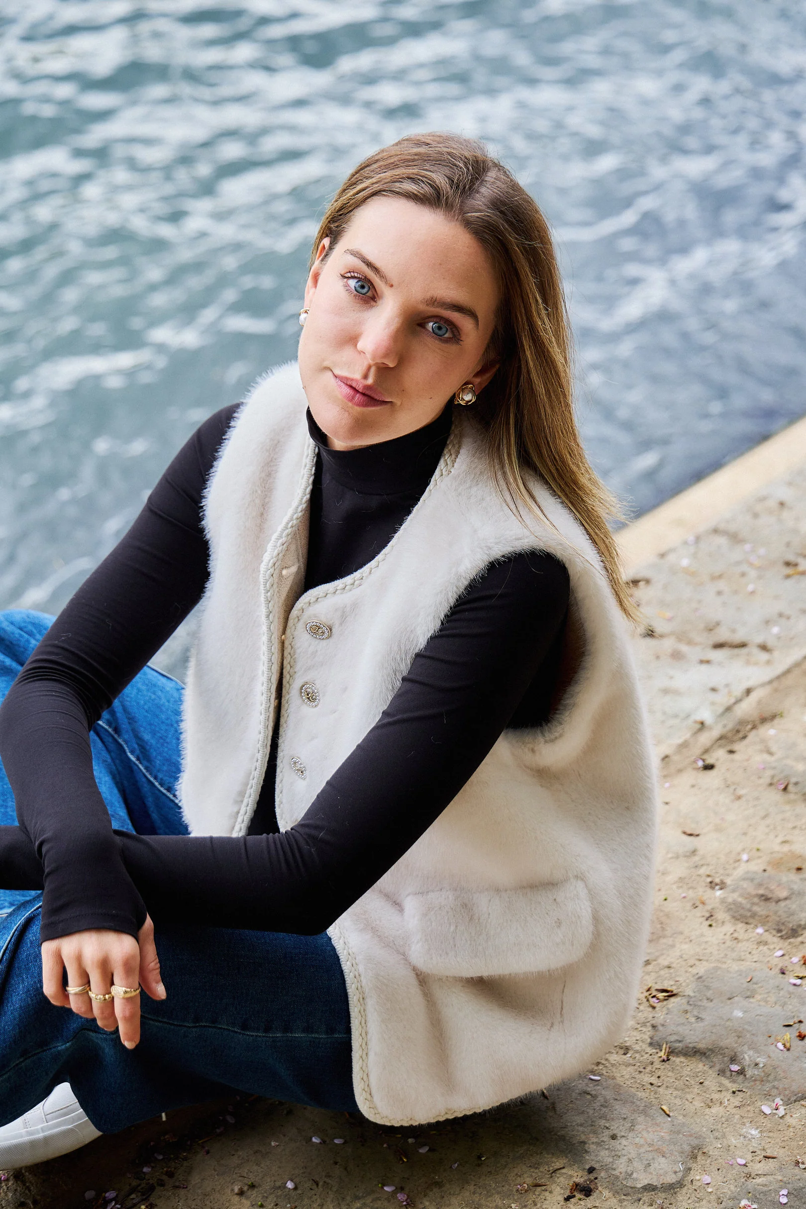 ZOHRA - Gilet sans manches en fausse fourrure – Image 4